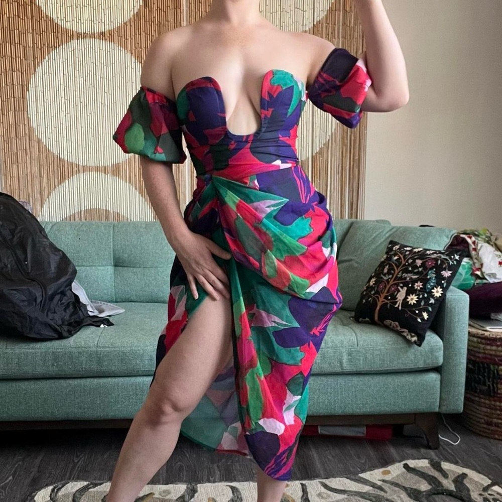 Small PLT Gorgeous 80s vibes floral dress